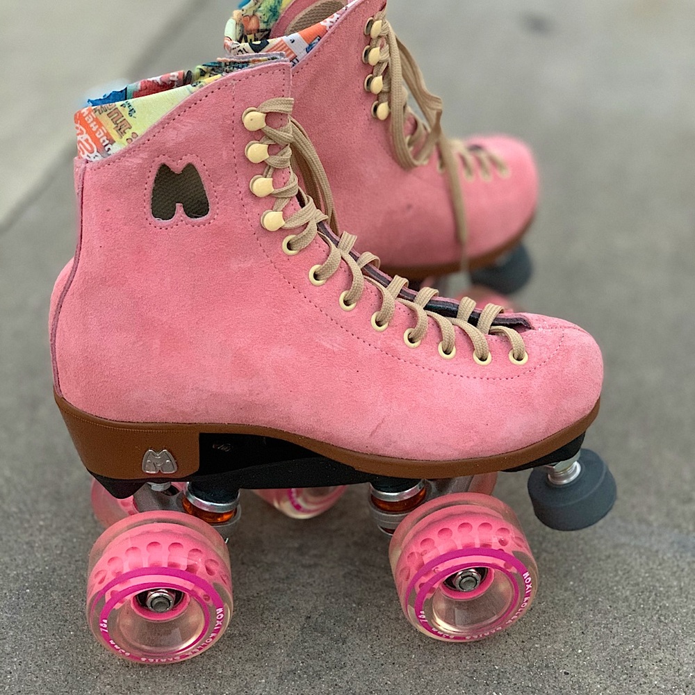 Malibu Barbie™ Moxi Roller Skates - Strawberry Pin